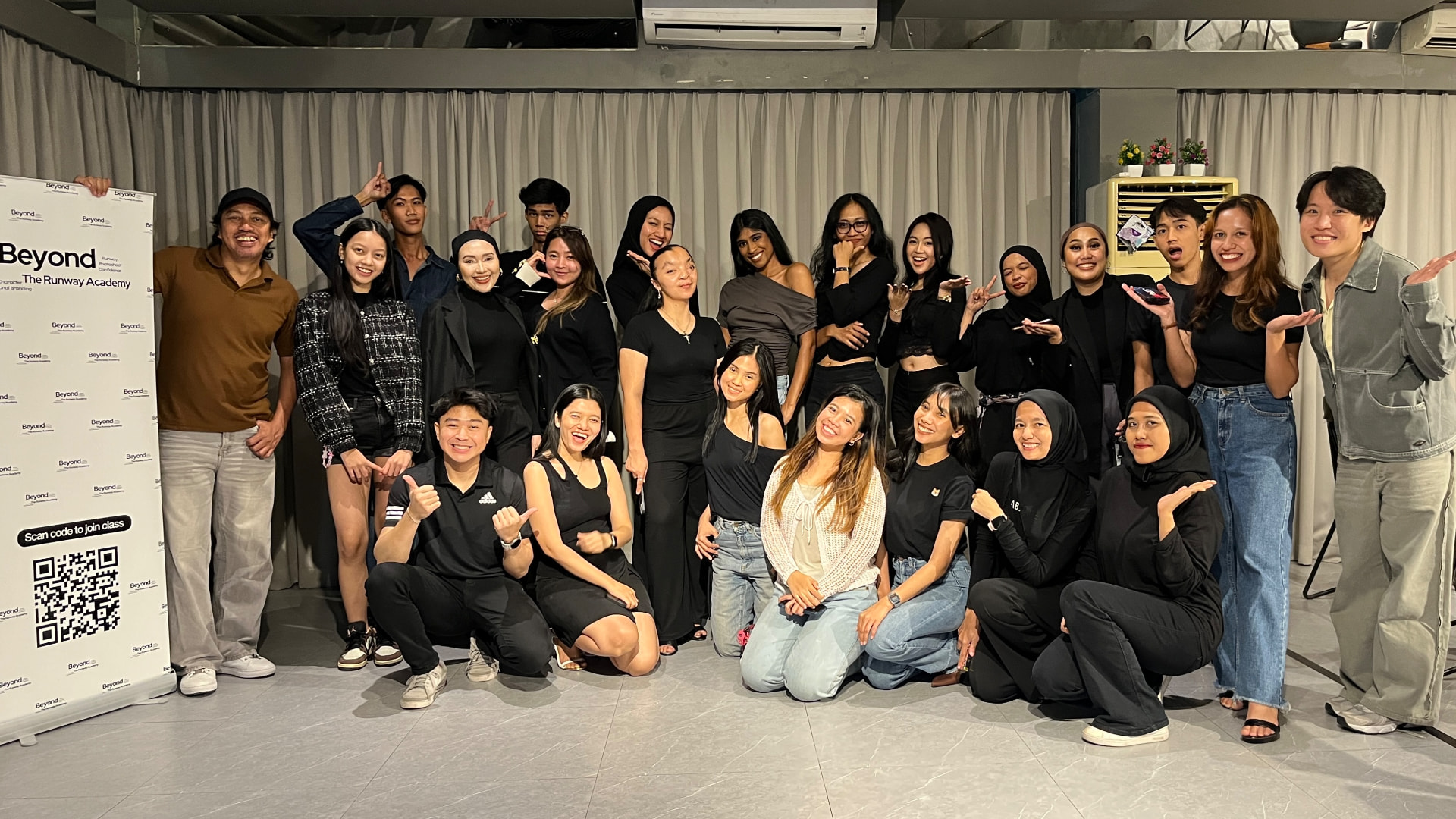 Peserta dan mentor Beyond The Runway Academy setelah kelas di studio Jakarta